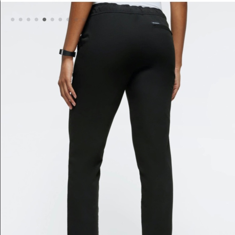 Jaanuu Woman’s Essential Black  5 Pocket Jogger Size Petite Medium